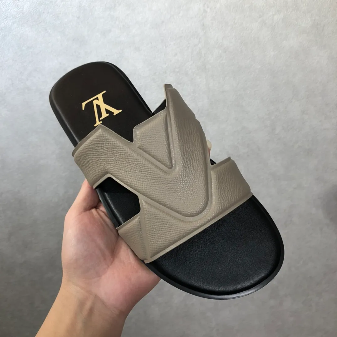 Factory price: 270💰LV counters are selling new brand luxury men's slippers, casual, loose and comfortable. The must-have model in the picture above [Happy][Happy], multiple colors available Size: 38-44, customized 45